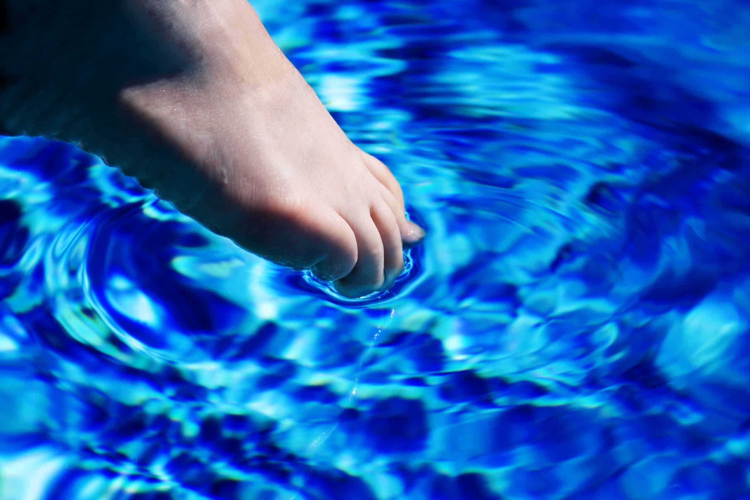 Сколько держать ноги в воде. Ноги в воде. Мужские ноги в воде. Ноги в воде фото. Босые ноги в воде.